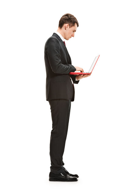 公司正经的年轻人穿着西装 打着红领带 办公室里拿着笔记本电脑人年轻积极