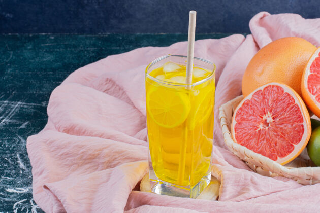 水果一杯柠檬水 柠檬片和葡萄柚放在大理石表面果汁新鲜切片