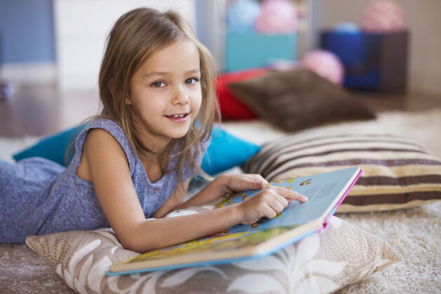享受女生看书的姿势很舒服童话微笑欢呼