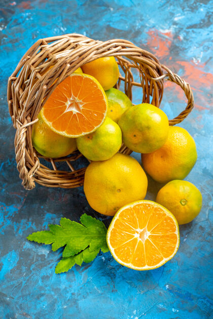 篮子前视图新鲜的柑桔在柳条篮子上蓝色的表面观点柑橘葡萄柚