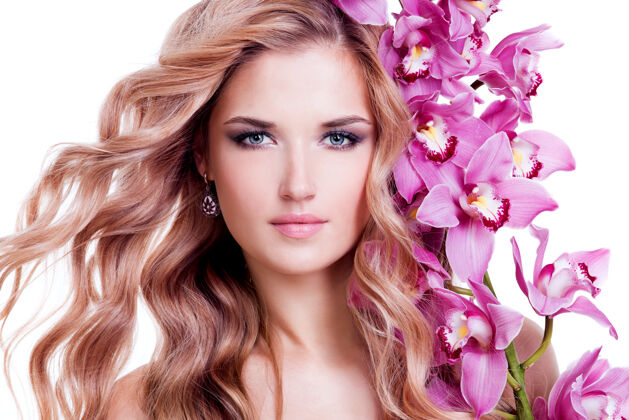 新鲜美丽的年轻漂亮的女人 健康的皮肤和粉色的花朵贴在脸上-白色隔离头发皮肤年轻