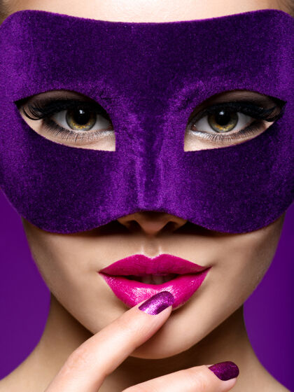 指甲一个戴着紫罗兰色指甲和戏院面具的美丽女人的肖像女孩面具指甲