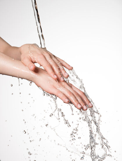 浇特写下泼水水流下的女性双手——护肤理念流洗洗