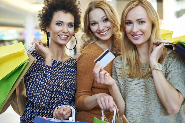 手购物时信用卡是非常必要的消费主义信用持有