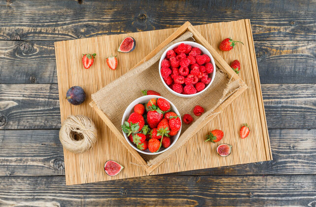 无花果草莓和无花果一起放在盘子里的覆盆子植物新鲜红莓