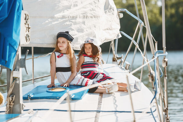 旅游儿童在海上游艇上青少年或女童户外自然海洋友谊