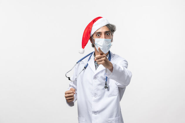 医生正面图男医生戴着无菌口罩上白墙病毒新年假期实验室外套绝育圣诞节