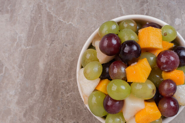 切割一碗混合水果放在大理石表面南瓜成熟水果