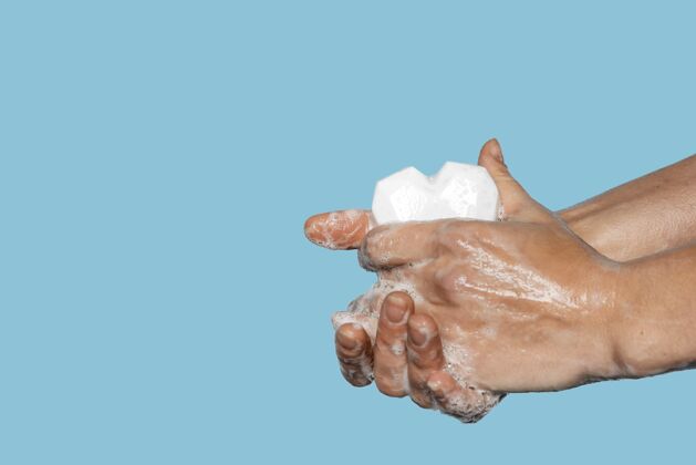 健康男人用心形的白色肥皂洗手清洁防护个人