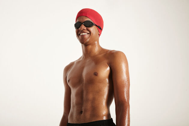 力量美籍非洲裔游泳运动员 皮肤湿漉漉 头戴红帽子 戴着黑色护目镜 面带微笑 身体健康女人肌肉运动