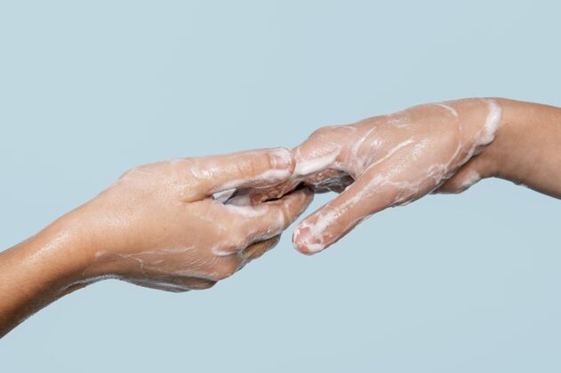 手横着洗手的人隔离在蓝色上健康防护健康
