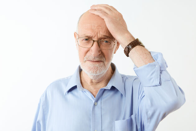 不开心人 衰老和健康问题的概念沮丧不快乐的白种人老人 灰色胡须 手放在光头上 面部表情健忘 记忆力减退老年人头痛抑郁
