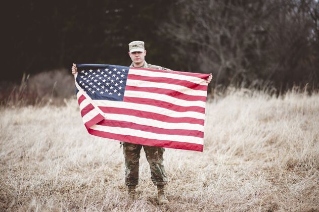 模糊举着美国国旗的美国士兵美国人美国男人
