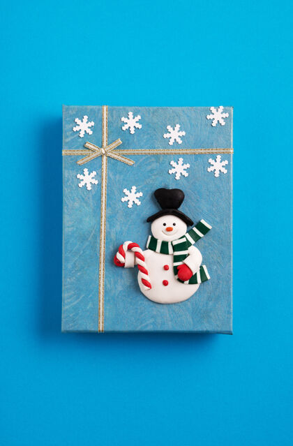 礼物蓝色圣诞礼盒装饰着雪人和雪花雪花心情传统