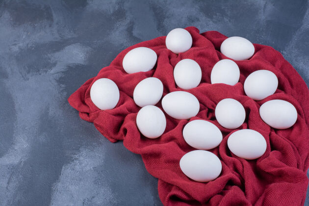 午餐有机鸡蛋放在厨房毛巾上传统生物美味