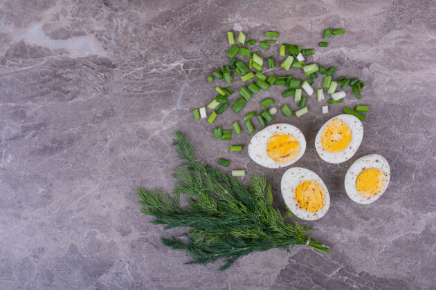 景观大理石上的香草煮鸡蛋生物早午餐洋葱