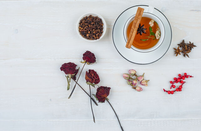 有机一些花草茶和玫瑰与玫瑰花蕾 草药和香料的白色表面天然花洋甘菊