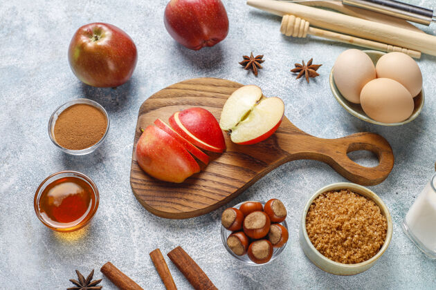 传统传统的秋季烘焙配料：苹果 肉桂 坚果准备顶部自制