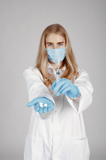 护理戴着医学面具的医生冠状病毒主题隔离在白色背景上医生儿科医生健康