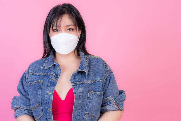 传染亚洲女孩戴着防护面罩在隔离期间保护自己药品隔离漂亮