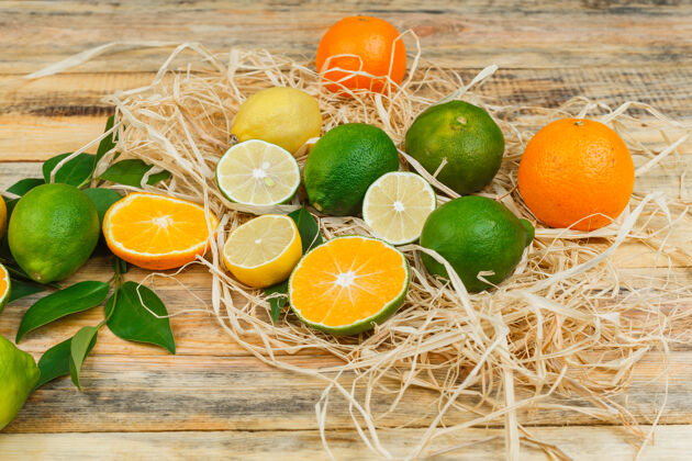 柠檬在木板上放一套叶子和柑橘类水果柑橘水果叶子