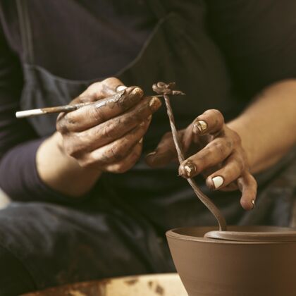 粘土制品专业的工匠在车间工作生活方式车间手工艺