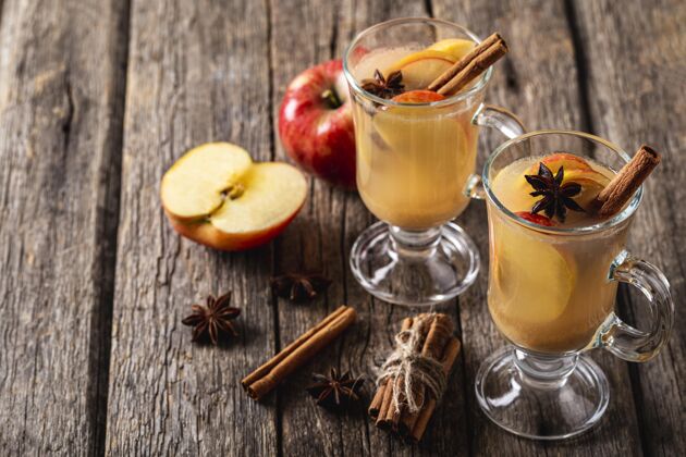 美味高角度的美味苹果饮料概念木制餐桌高角饮料