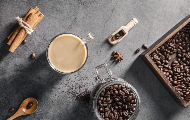 咖啡豆咖啡杯顶视图 带有肉桂棒和罐子饮料棍棒肉桂