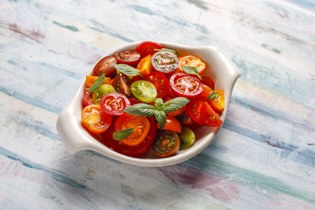 蔬菜新鲜西红柿色拉配罗勒膳食意大利食物