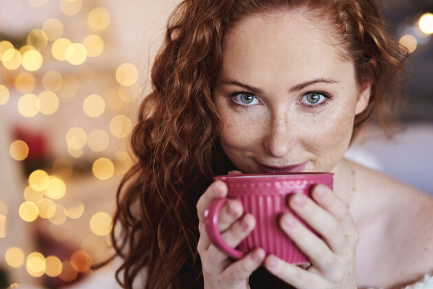 客厅美女喝茶或咖啡的画像姜发肖像杯子