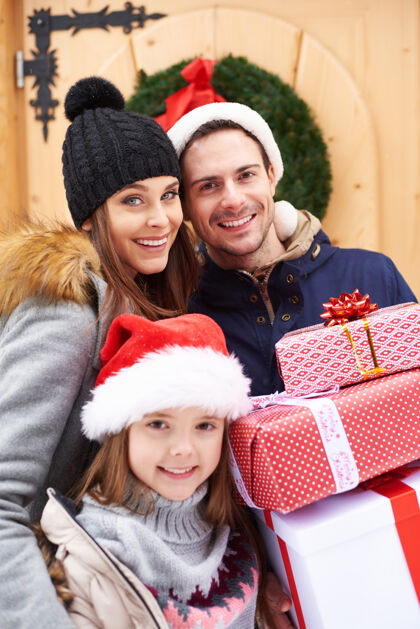 积极与家人分享难忘的时光肖像圣诞帽拥抱
