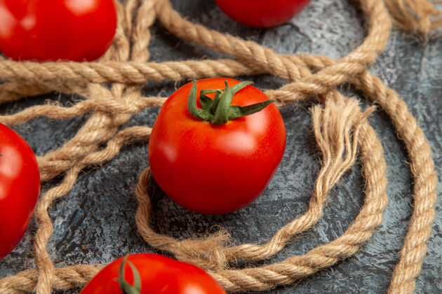 西红柿正面近距离观看新鲜的红色番茄与绳索蔬菜接近新鲜