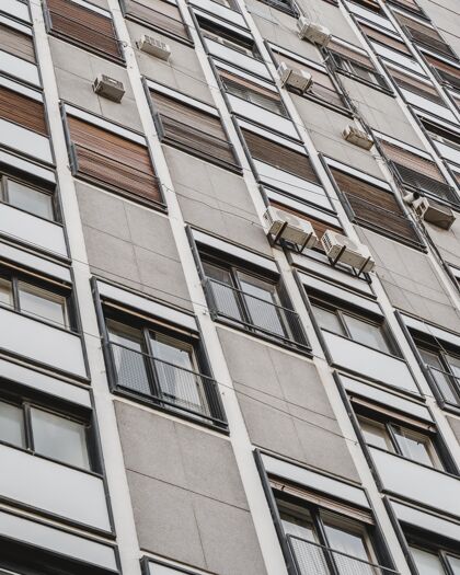 建筑城里的公寓楼有很多窗户垂直窗户结构