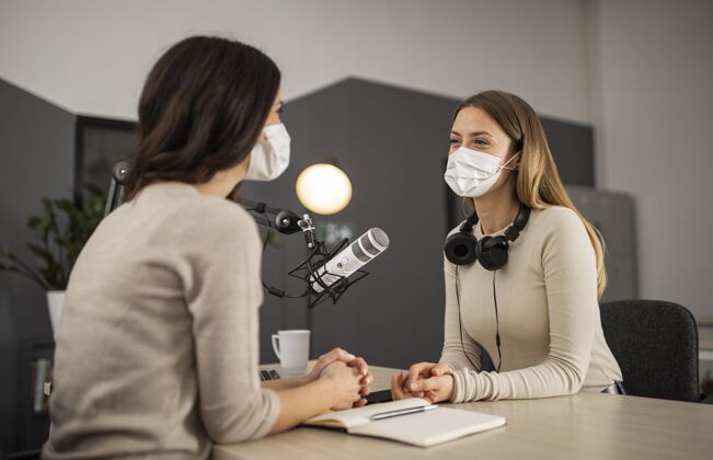 广播笑脸女人戴着医用口罩做收音机水平媒体电信