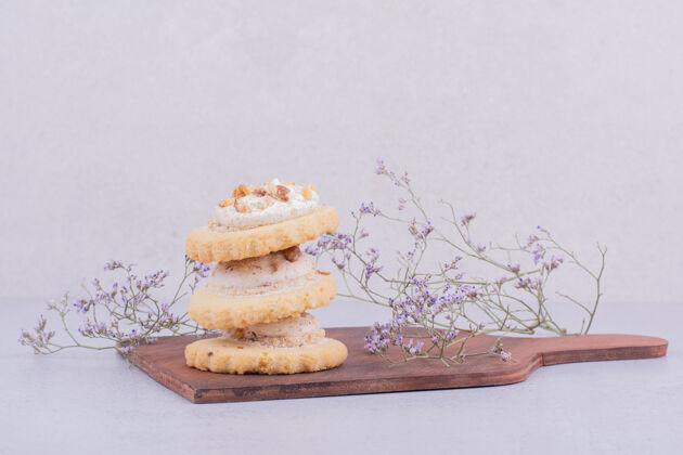 糕点奶油饼干和奶油放在木盘上美味美味甜点
