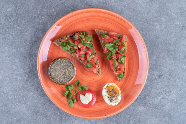 煮一个红色的盘子里放着煮蛋和烤面包高质量的照片食品鸡蛋吃