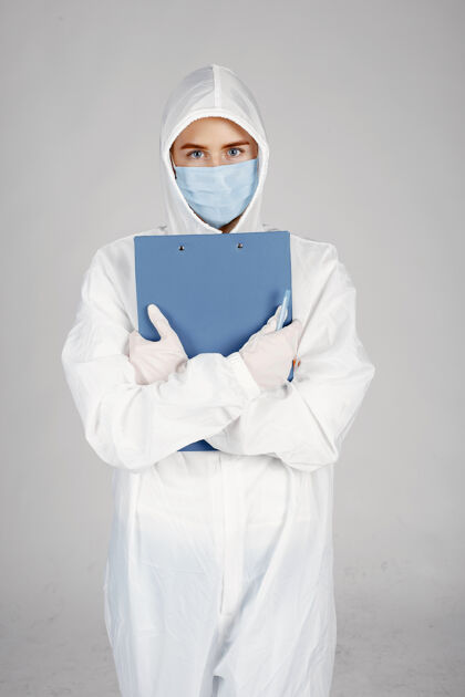 专家戴着医用面罩的医生冠状病毒主题白色背景下隔离穿防护服的女人开朗自信人