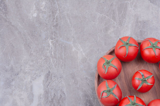 美味红色西红柿放在大理石上的木盘里食物素食蔬菜