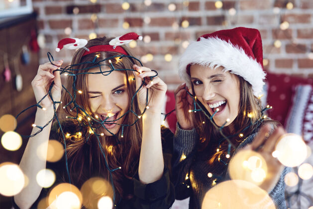 装饰女性朋友眨眼大笑时间圣诞帽圣诞