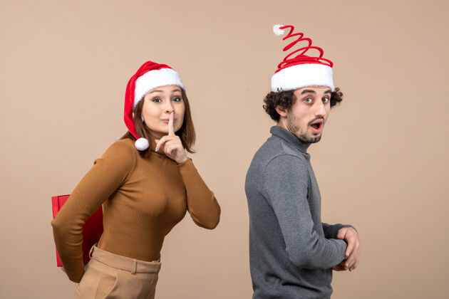 心情新年气氛喜庆概念搞笑可爱情侣戴红色圣诞老人帽女孩制造惊喜男人节日男人