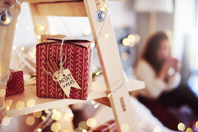 包装纸自制圣诞礼物的镜头生活纸客厅