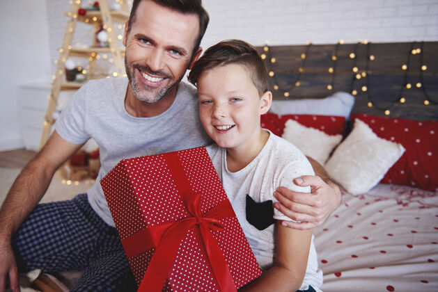 男孩带圣诞礼物的父亲和索姆的画像睡衣礼物圣诞装饰