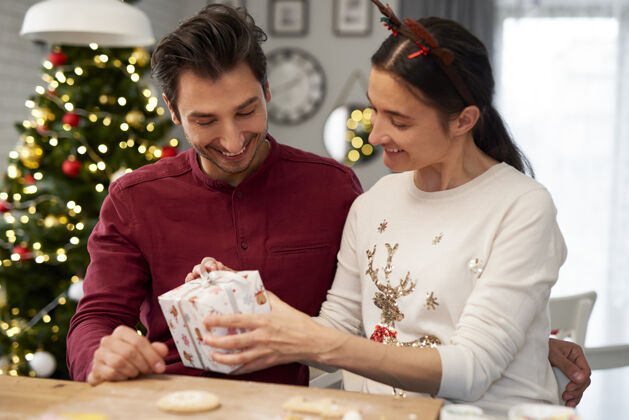 债券一对快乐的情侣带着圣诞礼物浪漫圣诞装饰品成人