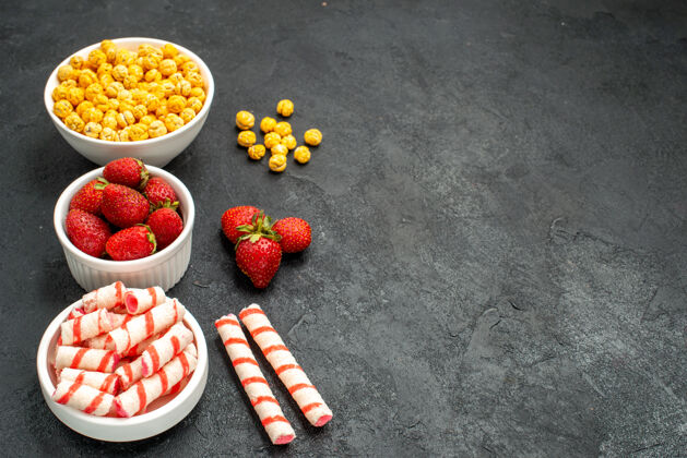 浆果正面图新鲜草莓和糖果新鲜甜食浆果