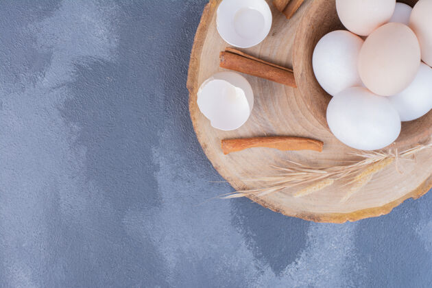 膳食把白鸡蛋放在木盘上的杯子里乡村新鲜午餐