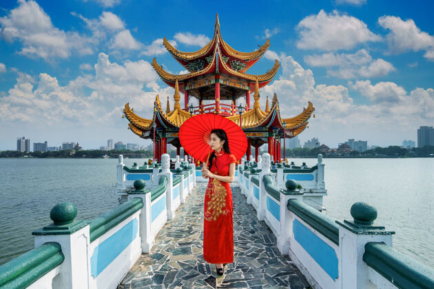 古代在台湾高雄著名的旅游景点 一位身着中国传统服饰的亚洲妇女在散步台北服饰寺庙
