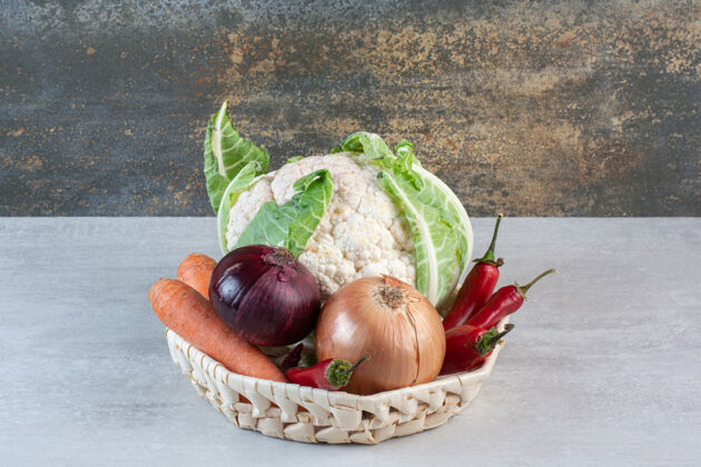 洋葱新鲜的有机蔬菜在木篮子里高品质的照片辣椒有机健康