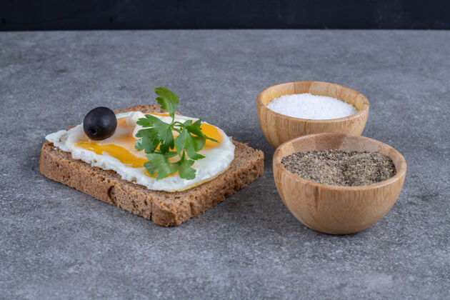 胡椒用木碗盐和胡椒粉烤面包高质量的照片鸡蛋碗美味