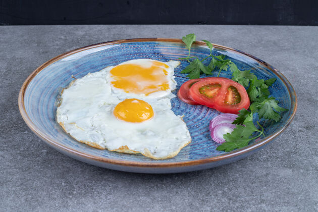 好吃一盘煎蛋和蔬菜片高质量的照片吃青菜食物