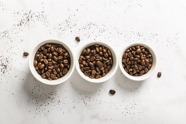 咖啡豆三杯烤咖啡豆的顶视图饮料顶部视图咖啡豆